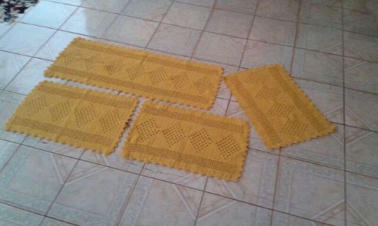 34. Jogo de tapetes de croch&ecirc; amarelo. Foto de Croch&ecirc; da Carla