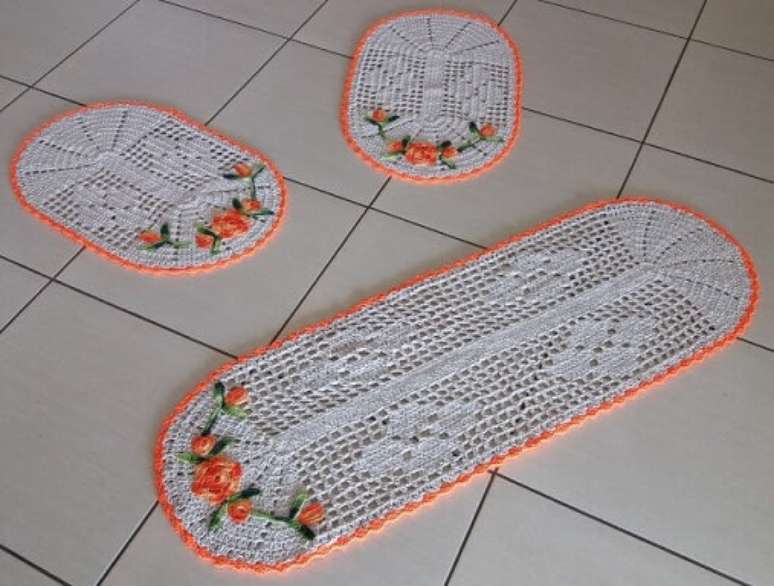 60. Jogo de cozinha de croch&ecirc; com borda e flores laranjas. Foto de Rosa Croch&ecirc;s e Artesanatos