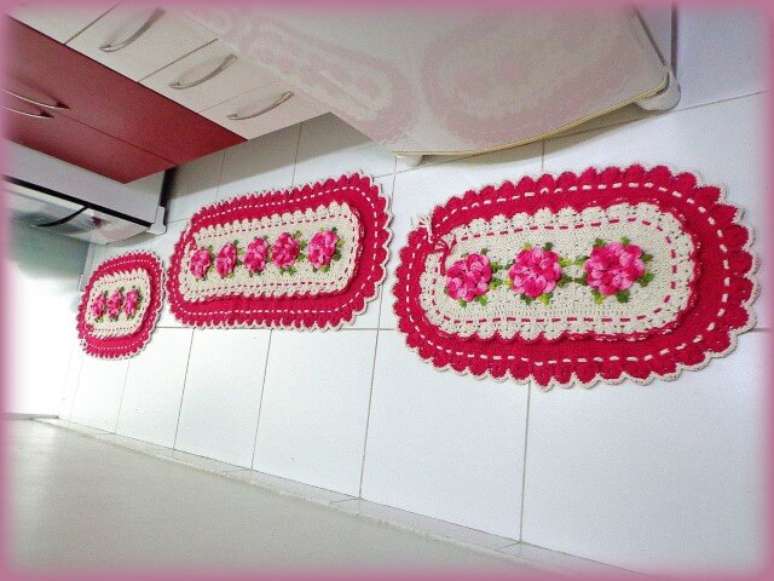 69. Jogo de cozinha de crochê com borda rosa e flores da mesma cor. Foto de Panndorella Crochê