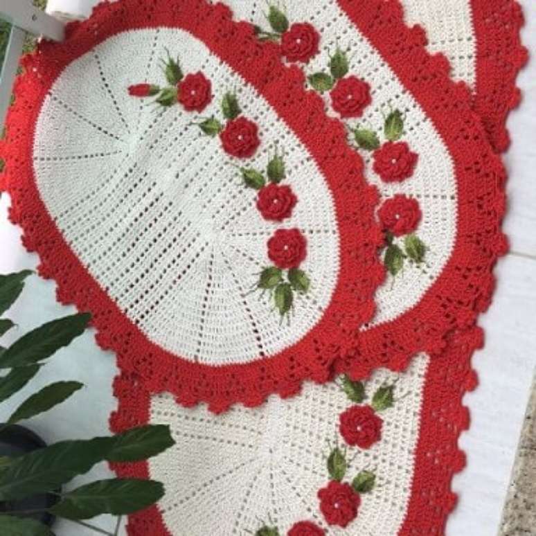 51. Jogo de crochê com borda vermelha e flores da mesma cor. Foto de MS Crochê
