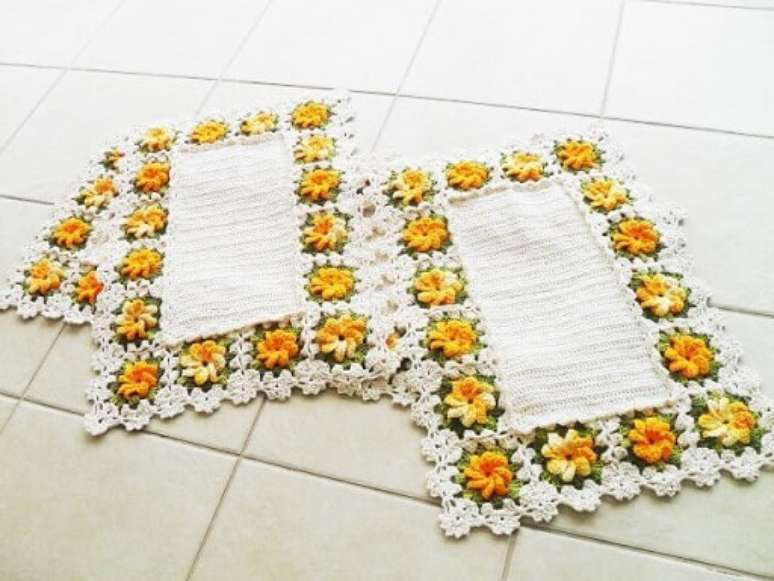 26. Jogo de croch&ecirc; com flores amarelas na borda. Foto de Atelier Quel C&ocirc;rtes