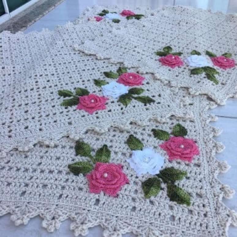 53. Jogo de cozinha de crochê simples com flores rosa e branca. Foto de MS Crochê