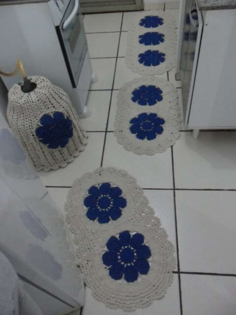 22. Jogo de cozinha com flores azuis e capa para o botijão. Foto de Ateliê Pontinhos de Mel com Amor