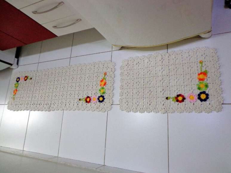 67. Jogo de cozinha de croch&ecirc; em barbante cru com flores coloridas. Foto de Panndorella Croch&ecirc;