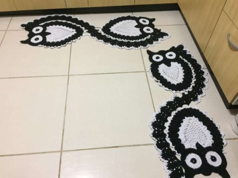 66. Jogo de tapetes de crochê de corujas em preto e branco. Foto de Neusa Torres Artesanato