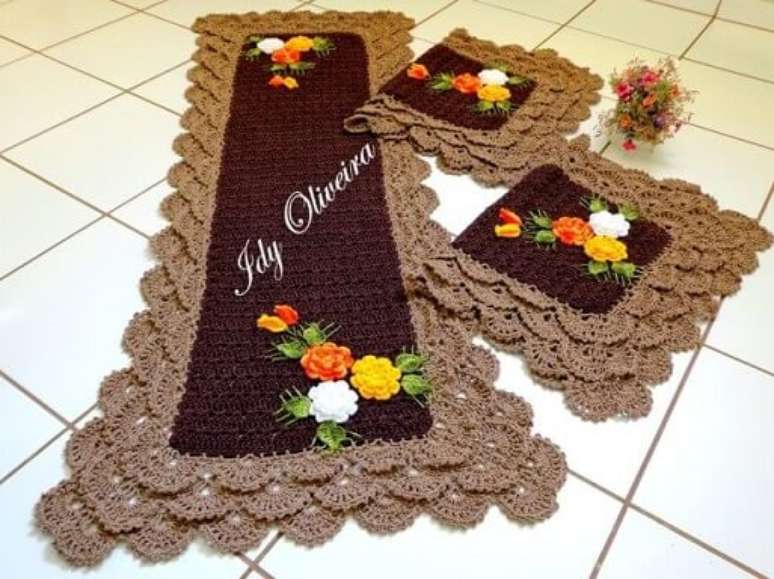 36. Jogo de cozinha em croch&ecirc; em tons de marrom. Foto de IDY Oliveira