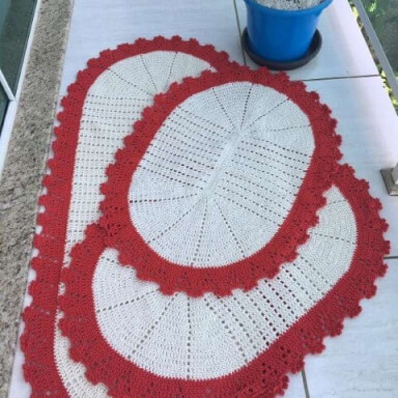 57. Jogo de cozinha de crochê oval com borda vermelha. Foto de MS Crochê