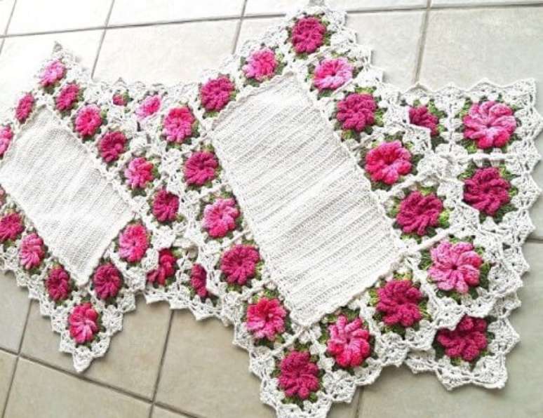 25. Jogo de tapetes retangulares com flores cor de rosa na borda. Foto de Atelier Quel Côrtes
