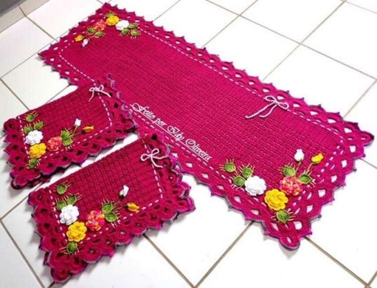 38. Jogo de cozinha de crochê rosa com flores. Foto de IDY Oliveira