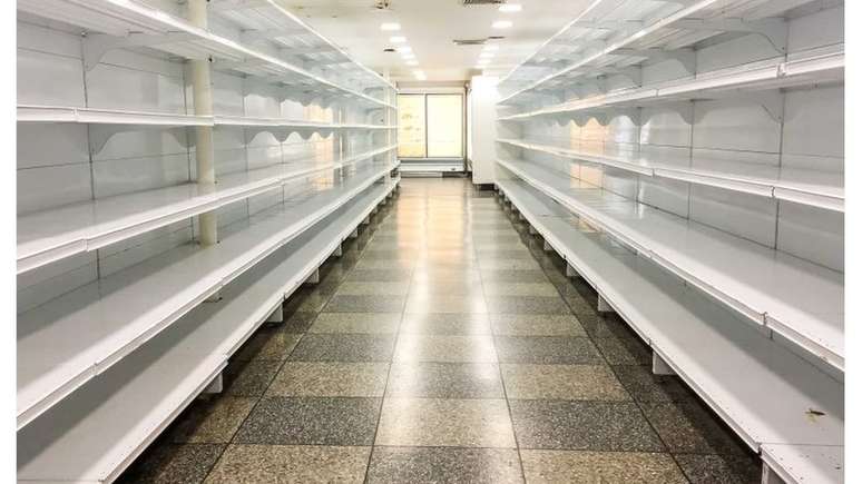 Com alta depend&ecirc;ncia de importa&ccedil;&otilde;es, a Venezuela vive um grande desabastecimento com falta de alimentos e medicamentos nos mercados, farm&aacute;cias e hospitais