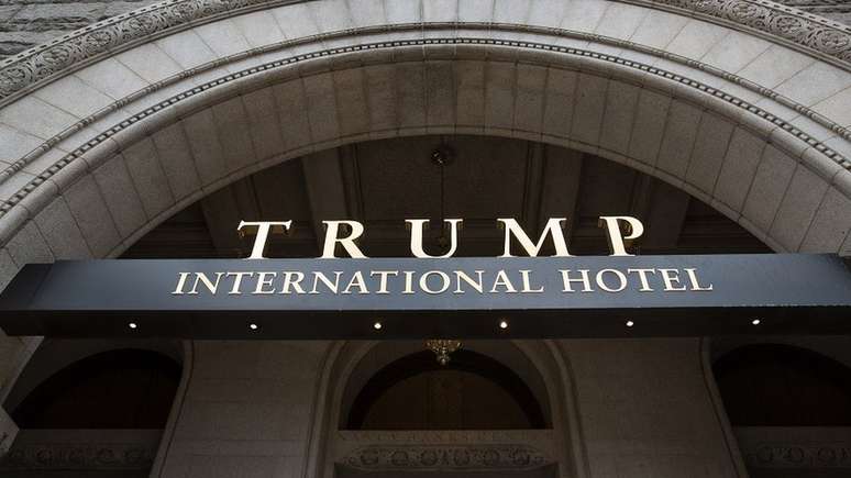 Ação judicial alega que Trump está lucrando indevidamente com negócios estrangeiros em seu hotel
