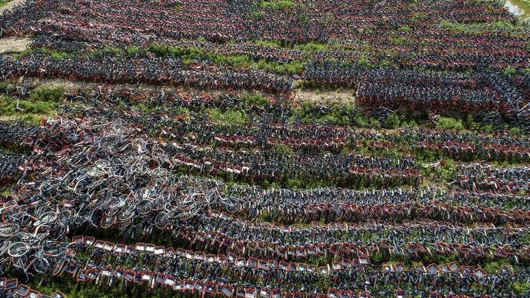 Cemitérios de bicicleta como este na China evidenciaram o problema do crescimento desordenado dos serviços de compartilhamento