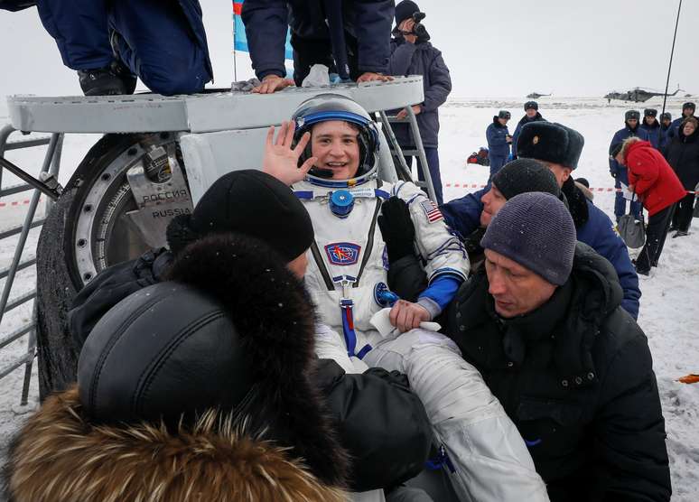 Astronauta Serena Aunon-Chancellor acena ap&oacute;s retornar da Esta&ccedil;&atilde;o Espacial Internacional 20/12/2018 REUTERS/Shamil Zhumatov  