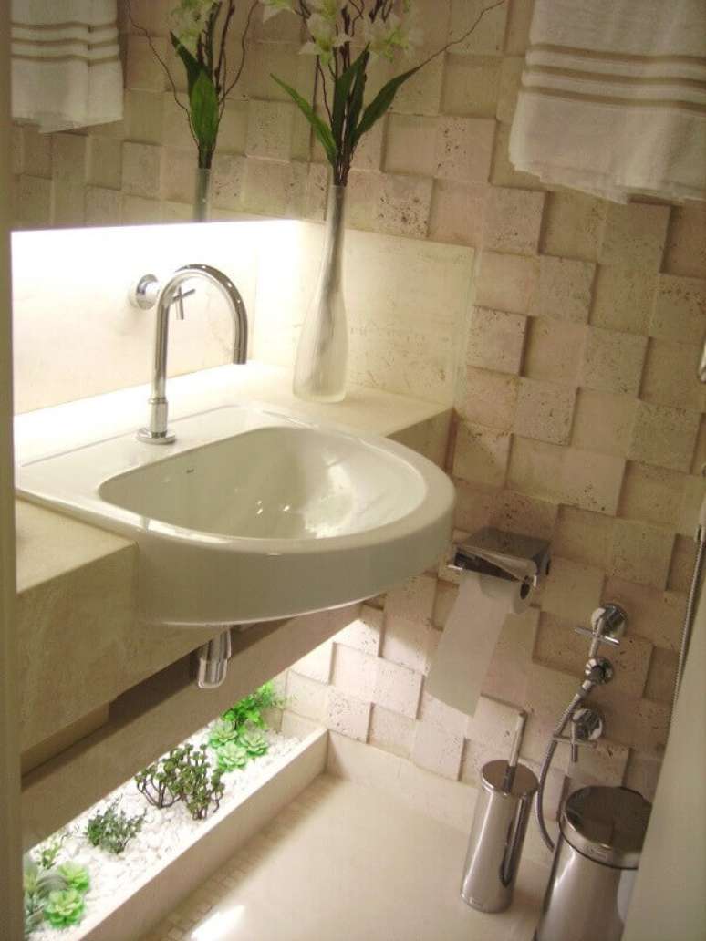33- O banheiro foi decorado com um mini jardim de suculentas sob a pia. Fonte: MRV