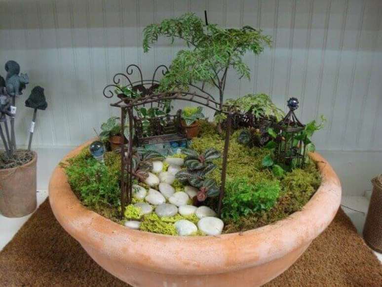 50- O mini jardim de suculentas foi elaborado em vaso tipo bacia de cerâmica para decorar o home office. Fonte: Talentink