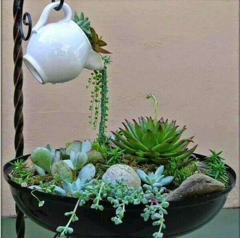 6- O mini jardim de suculentas permite utilizar diversos elementos decorativos na sua composição. Fonte: Pinterest