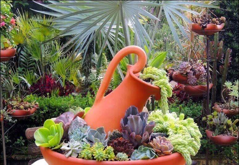 12- O mini jardim de suculentas utiliza vasos decorativos para realçar a beleza das plantas. Fonte: Home Plan and Design