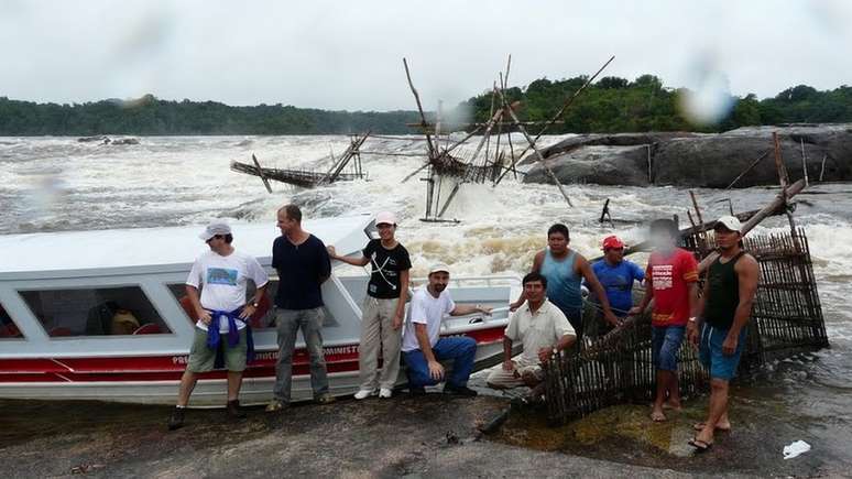 Equipe estudou genomas de indígenas de diferentes etnias da América do Sul; na foto, participantes da pesquisa no Rio Uapés, no norte do Brasil | Foto: Divulgação