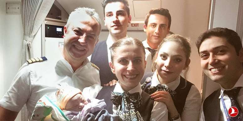 Tripulação da TurkishAirlines com o pequeno Bennel, que nasceu durante o voo.