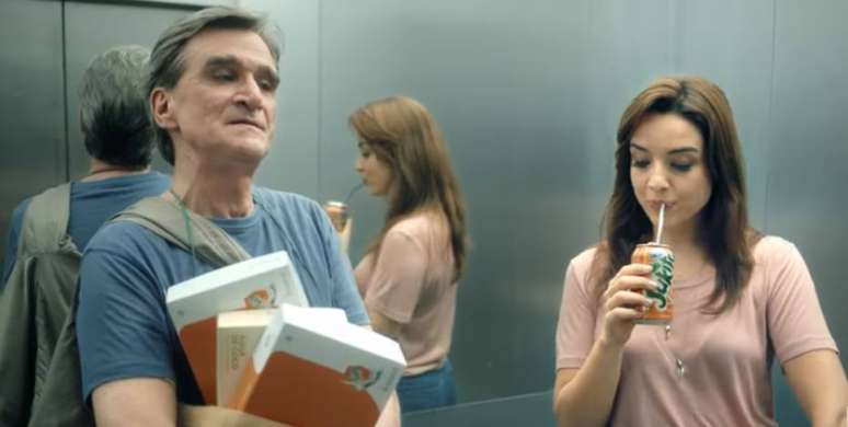 Nova campanha de marketing mostra o 'tio Sukita' conversando com uma jovem no elevador.