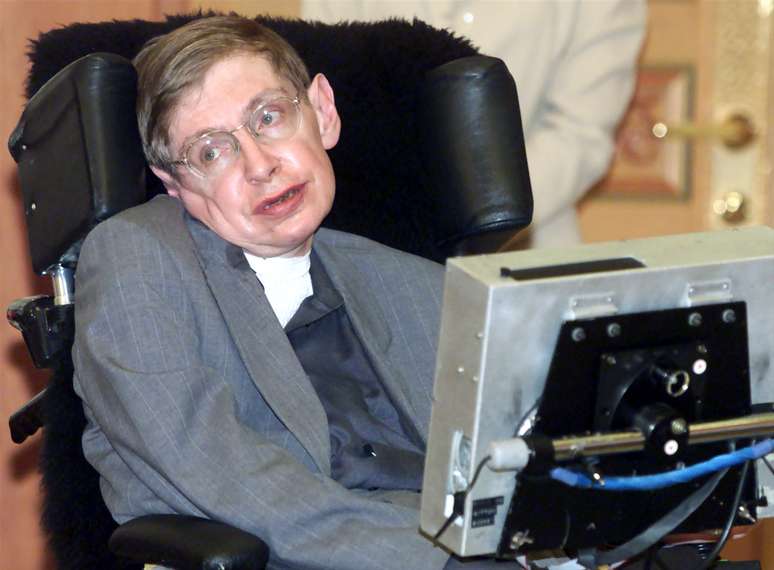 Stephen Hawking em evento em Seul, na Coreia do Sul, em 2000; cientista foi vítima de ELA, um dos tipos de doença do neurônio motor 