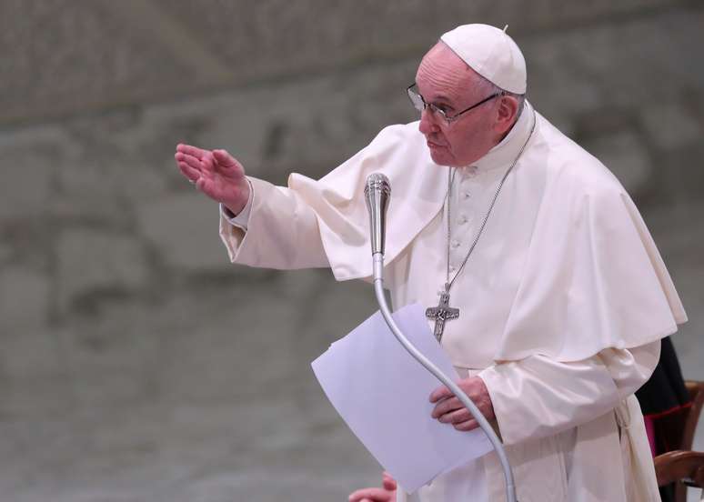 Papa Francisco em audiência para ler mensagem de Natal a funcionários do Vaticano 21/12/2018 REUTERS/Tony Gentile