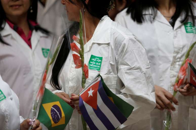 Médicos cubanos são recebidos em Havana após deixar o Brasil
 23/11/2018    REUTERS/Fernando Medina 