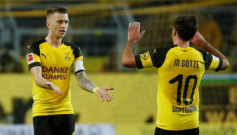 Marco Reus e Mario Goetze comemoram
 21/12/2018    REUTERS/Leon Kuegeler 