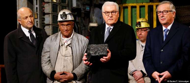 Presidente alemão, Frank-Walter Steinmeier, segura último pedaço de carvão retirado da mina Prosper-Haniel