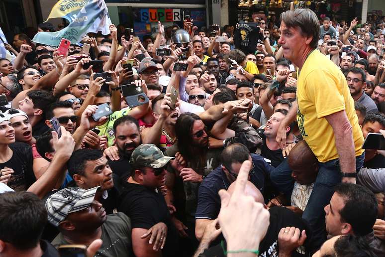 Misturado à multidão, Adélio Bispo de Oliveira  tenta se aproximar de Jair Bolsonaro
