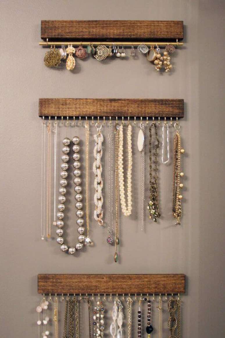 17. Soluções simples como essas estruturas para organizar bijuterias são perfeitas para quem quer saber como organizar a casa. Foto de Conta pra Elas