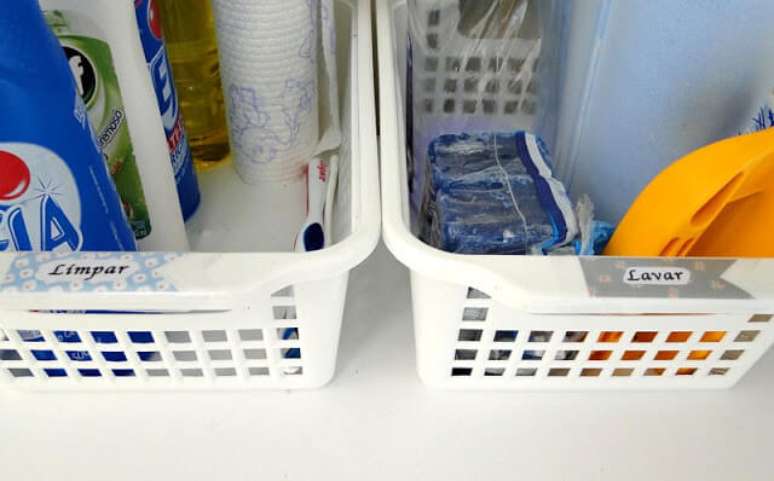 49. Organize também os seus produtos de limpeza. Foto de Tu Organizas