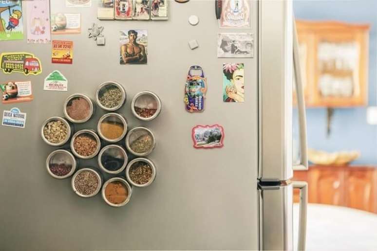 47. Os porta-condimentos magnéticos são uma tendência na organização (e decoração) de cozinha. Projeto de Casa Aberta