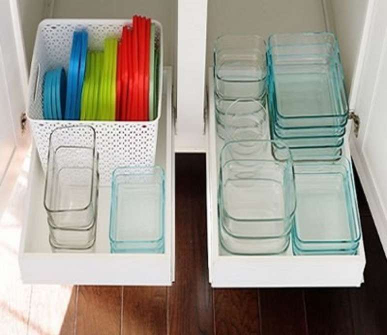 53. Potes plásticos organizados na cozinha. Foto de Smart Organizer