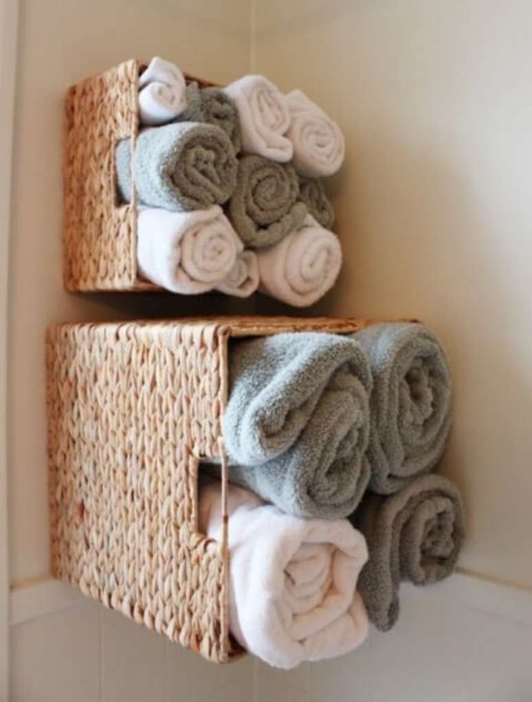 32. Essa técnica de enrolar toalhas pode ser também usada para roupas e outros panos. Foto de Wall