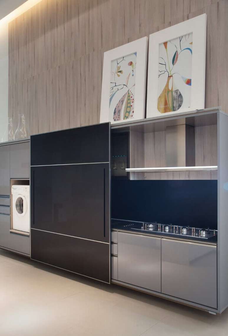 15- Os quadros para cozinha modernos e coloridos foram colocados sobre o purificador de ar. Fonte: Clique Arquitetura