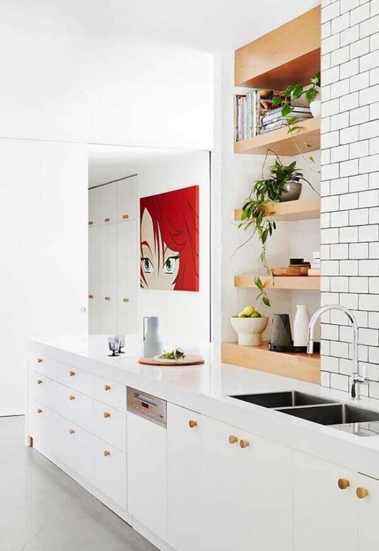 17- Na cozinha branca em estilo moderno, o quadro vermelho destaca a decoração. Fonte: Ideiasdecor