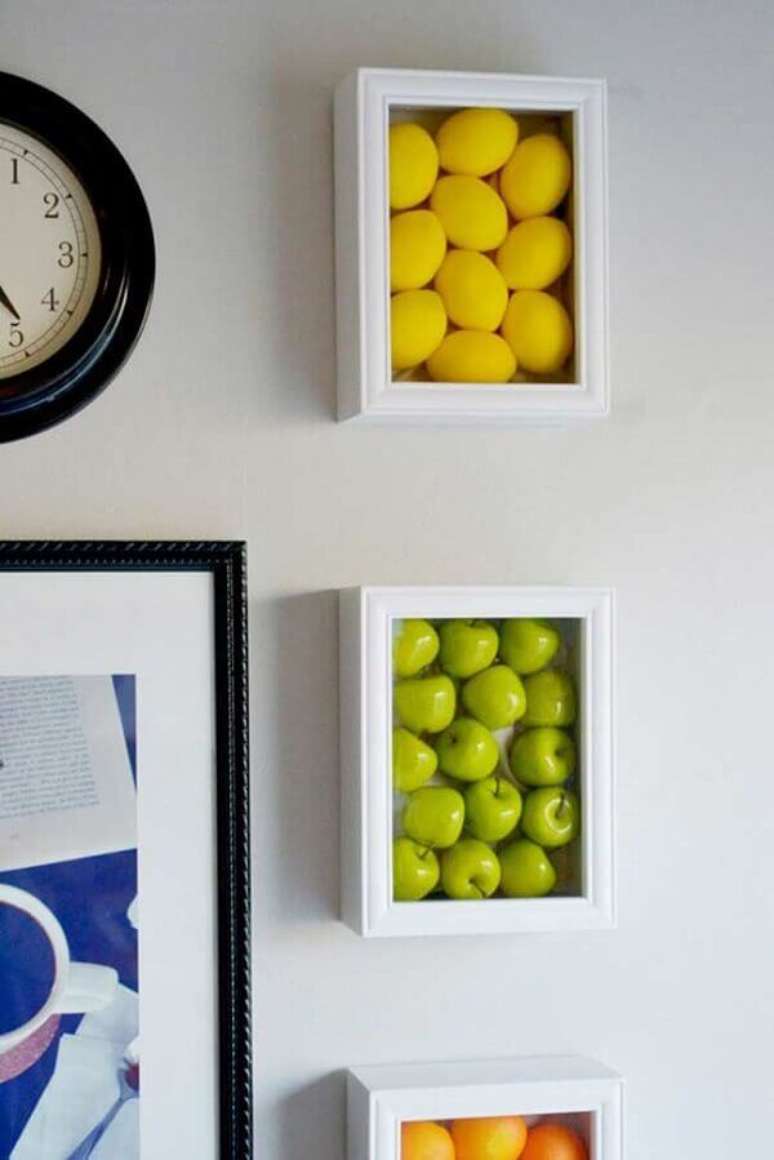 19- Os quadros para cozinha foram feitos com frutas artificiais emolduradas. Fonte: Pinterest
