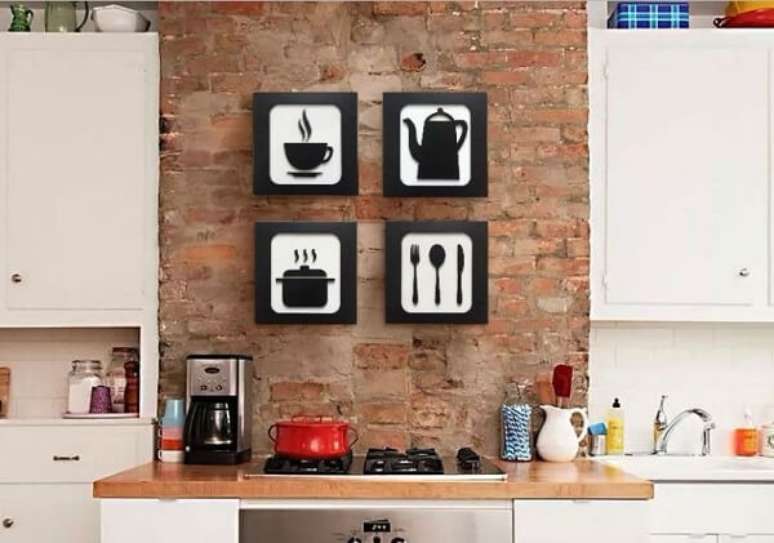7- Os quadrinhos para cozinha são confeccionados em madeira com imagens de utensílios domésticos. Fonte: Pinterest