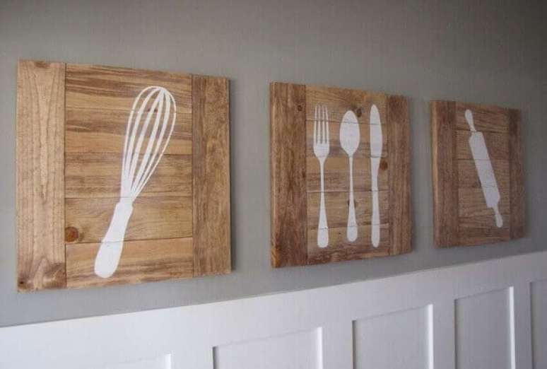 24- Os quadros para cozinha foram elaborados com madeira rústica e pintura branca de utensílios domésticos. Fonte: Pinterest