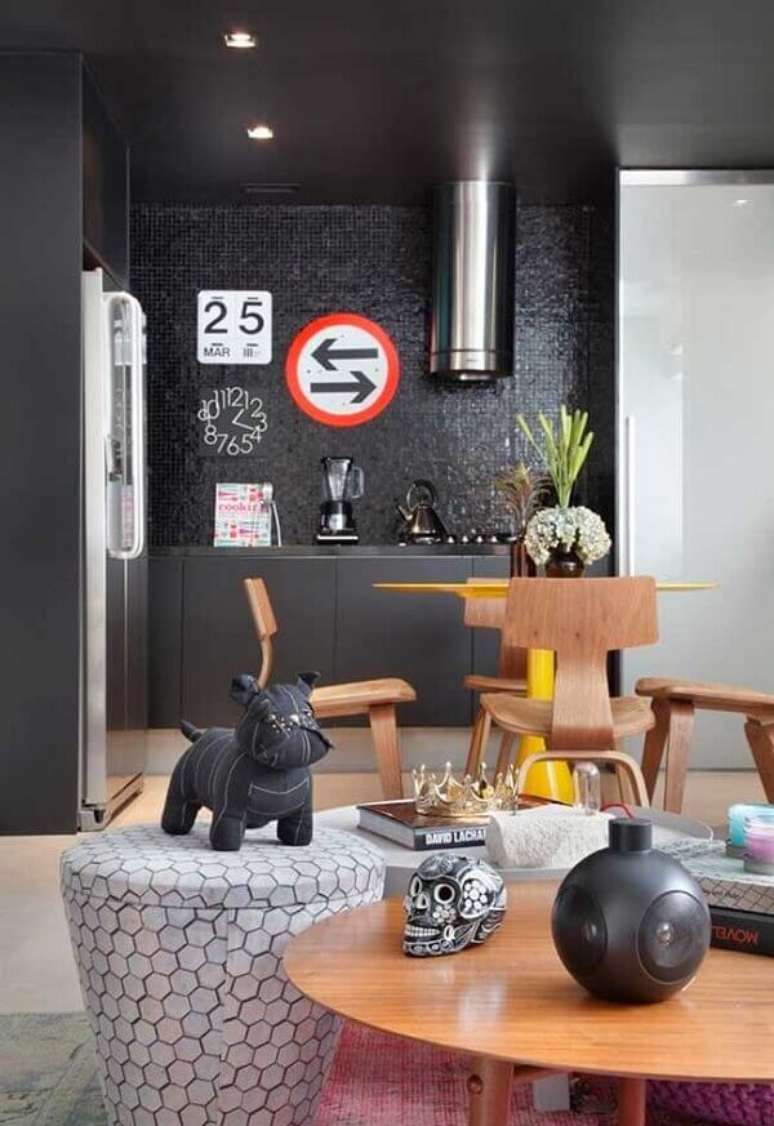 30- No ambiente todo preto, o quadro para cozinha realça o cômodo. Fonte: Ideiasdecor