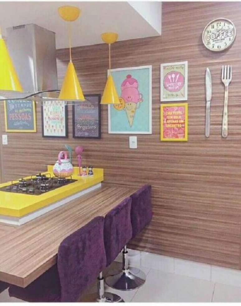 39- Os coloridos dos quadros para cozinha combinam com os tons fortes da bancada do fog&atilde;o, abajur e poltrona. Fonte: Decora&ccedil;&atilde;o de Casa