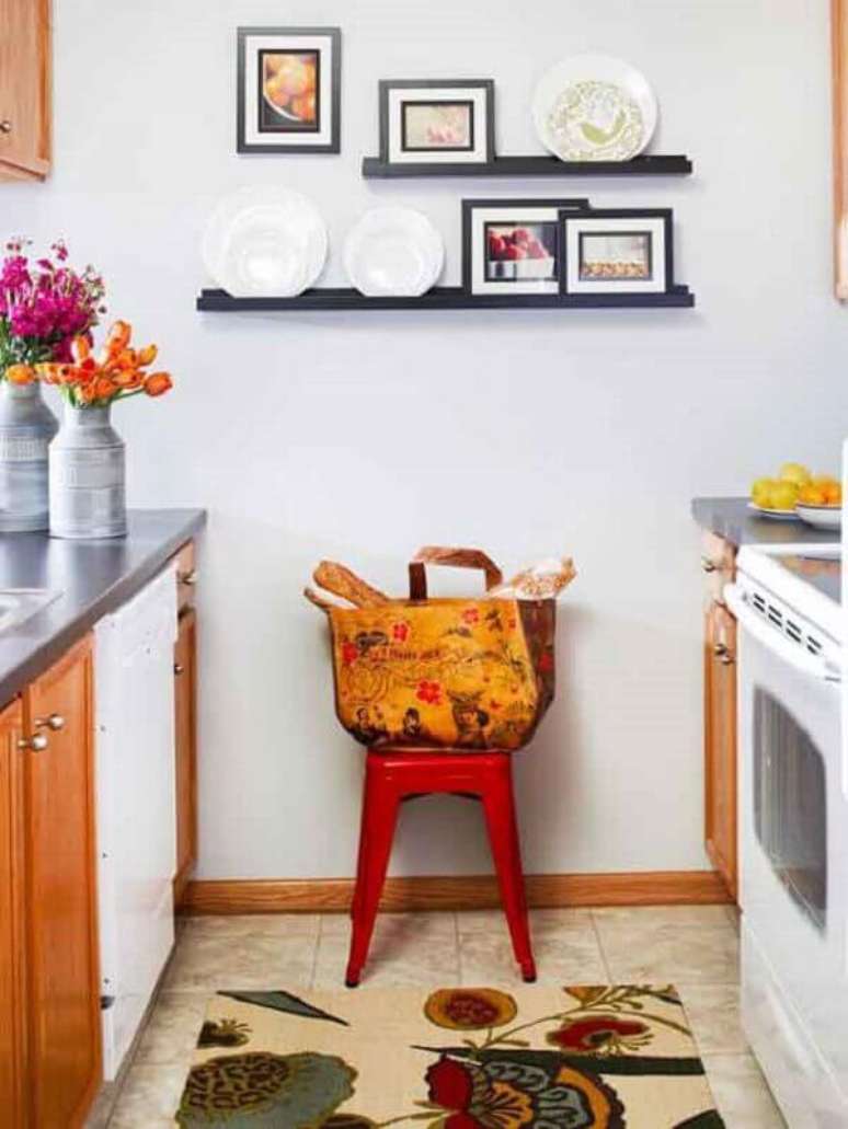 42- Os quadros para cozinha foram colocados sobre as prateleiras para enfeitar o ambiente pequeno. Fonte: Vai com Tudo