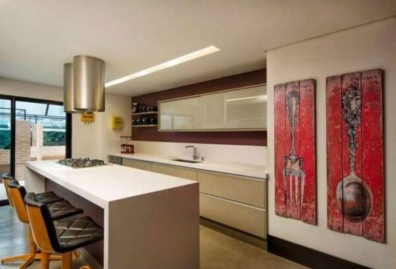 46- Na cozinha moderna os quadros foram feitos com madeira de demolição Fonte: Pinterest