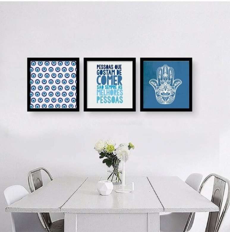 49- Na cozinha moderna os quadros em tons azuis e molduras pretas fazem o contraste com as cores claras do ambiente. Fonte: Pinterest