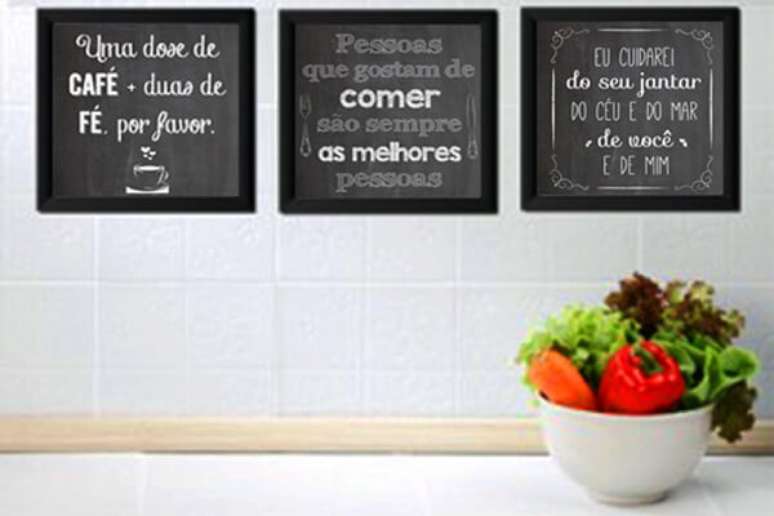 53- Os quadros para cozinha podem ter frases ou gravuras coloridas. Fonte: Eflfurniture