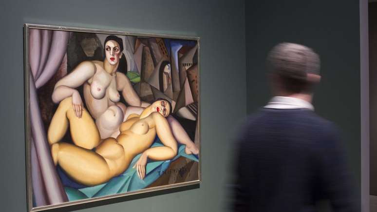 A obra 'Les Deux Amies', de Tamara de Lempicka, está em 'Casais Modernos' no Barbican, em Londres; exposição mostra como artistas do século 20 misturavam trabalho, amor e sexo