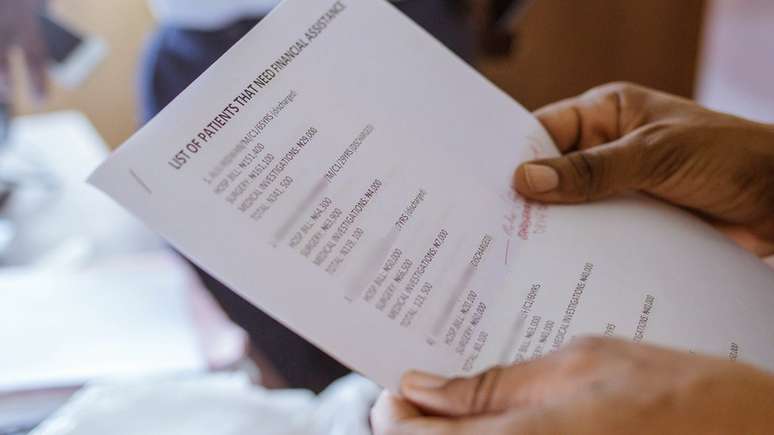 Quando visita um hospital, Zeal Akaraiwai recebe uma lista de pacientes pobres