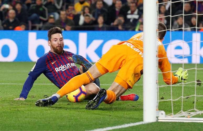 Messi cara a cara com o goleiro do Celta, Ruben Blanco 
