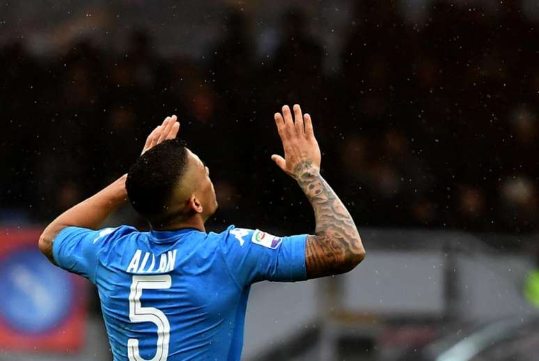 Allan vem se destacando pelo Napoli e foi convocado para a Seleção (FOTO: TIZIANA FABI / AFP)